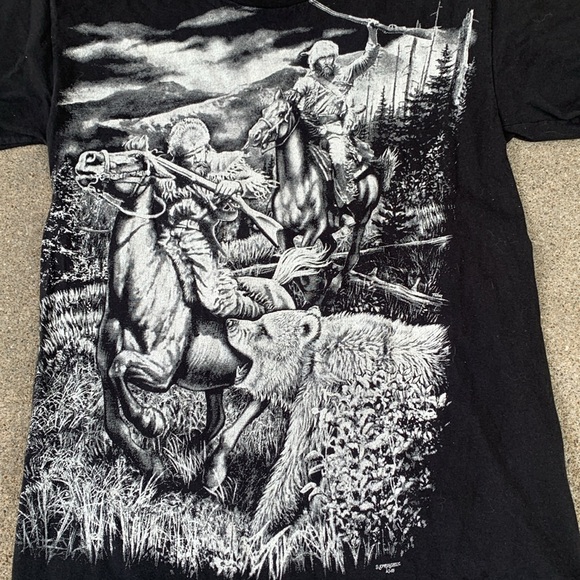 Rugged Tee’s Hunting Pioneers Scene with Bear Double-Sided Graphic T-Shirt Sz M - Picture 2 of 6